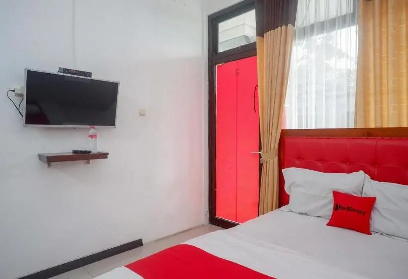 デラックスルーム, Reddoorz Near Alun Alun Wonosobo 2