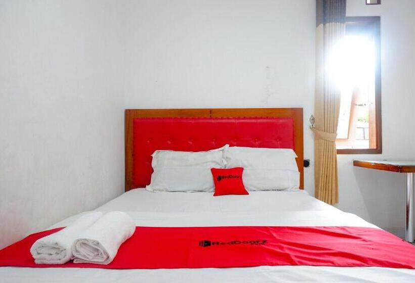 Номер Deluxe, Reddoorz Near Alun Alun Wonosobo 2