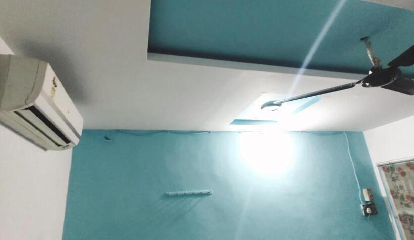 חדר דלוקס, Yogeshwer