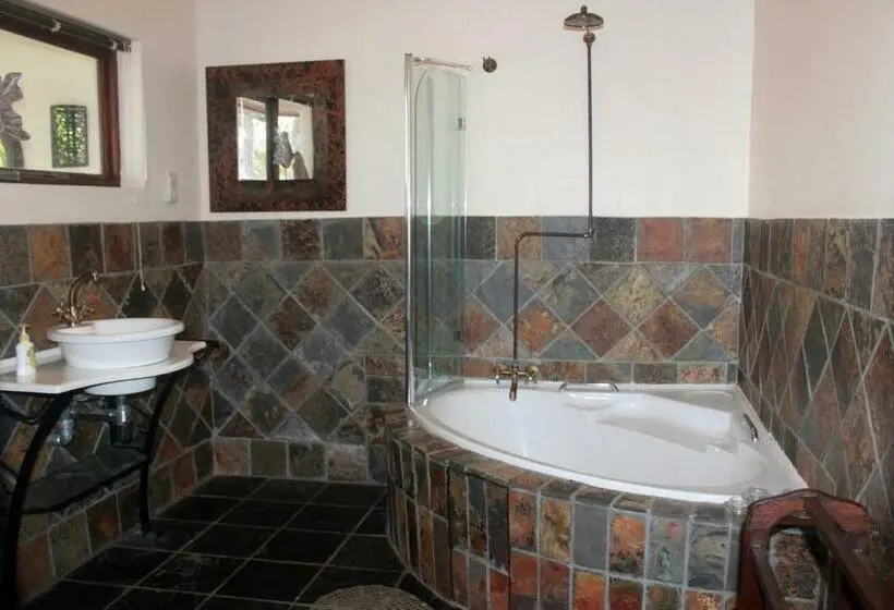 キングサイズベッドのスイートルーム, Cheetah Lodge Guest House