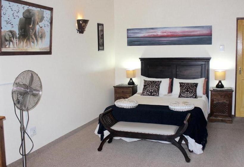 غرفة قياسية مطلّة علي حمام السباحة, Cheetah Lodge Guest House