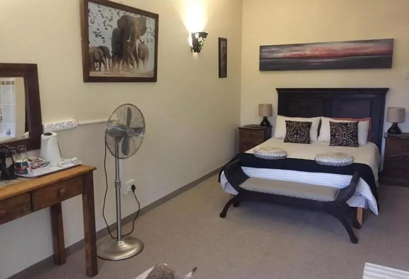 プールビュースタンダードルーム, Cheetah Lodge Guest House