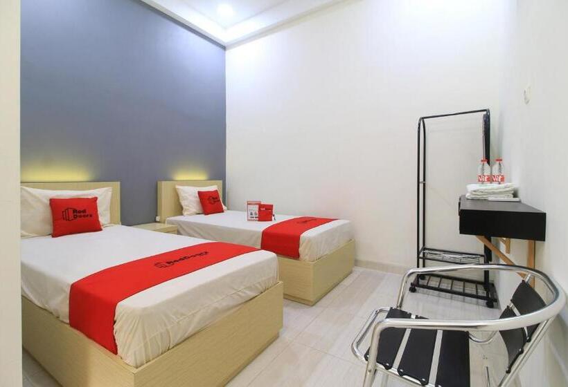 Номер Deluxe, Reddoorz At Hotel Putra Perdana Klaten