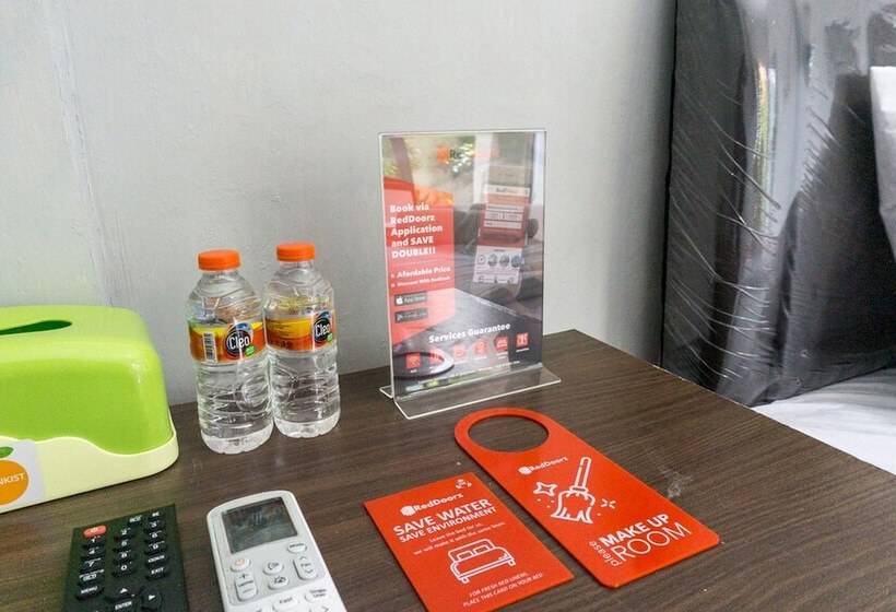 Standart Oda, Reddoorz At Penginapan Hello Pacitan