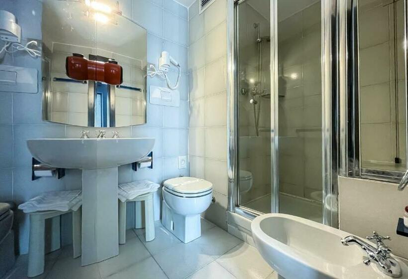 Pokój Standard Trzyosobowy, Britannia