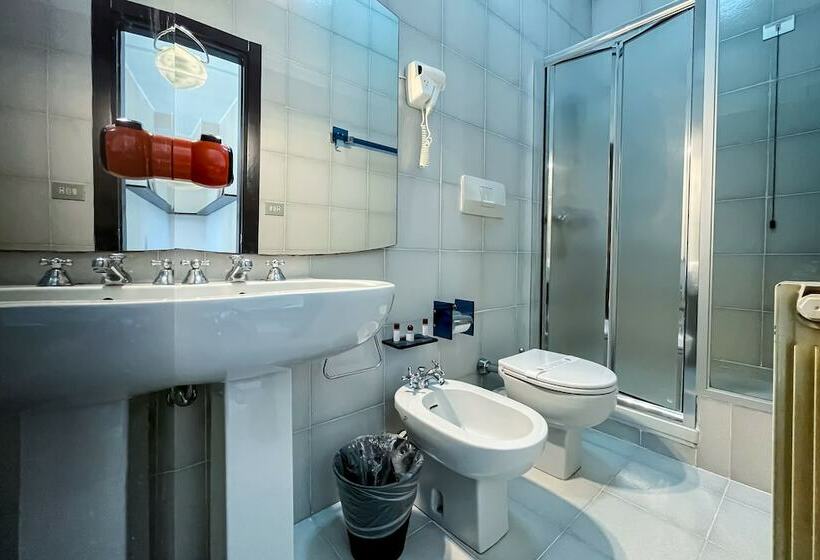 Pokój Standard Trzyosobowy, Britannia