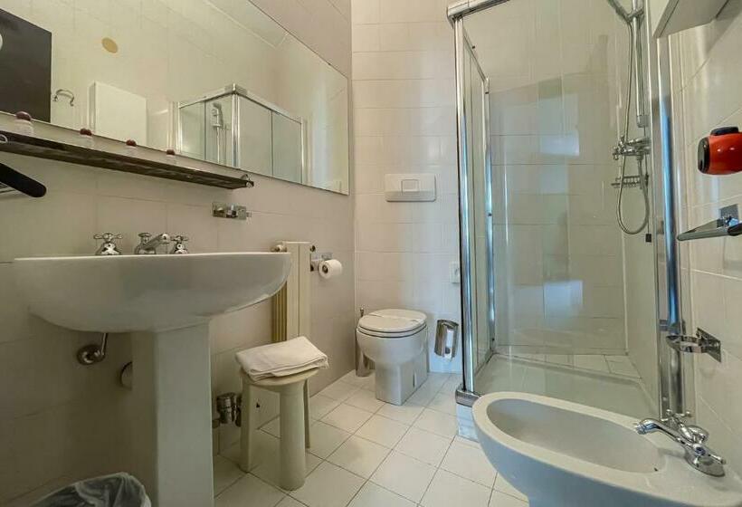 Pokój Rodzinny, Britannia