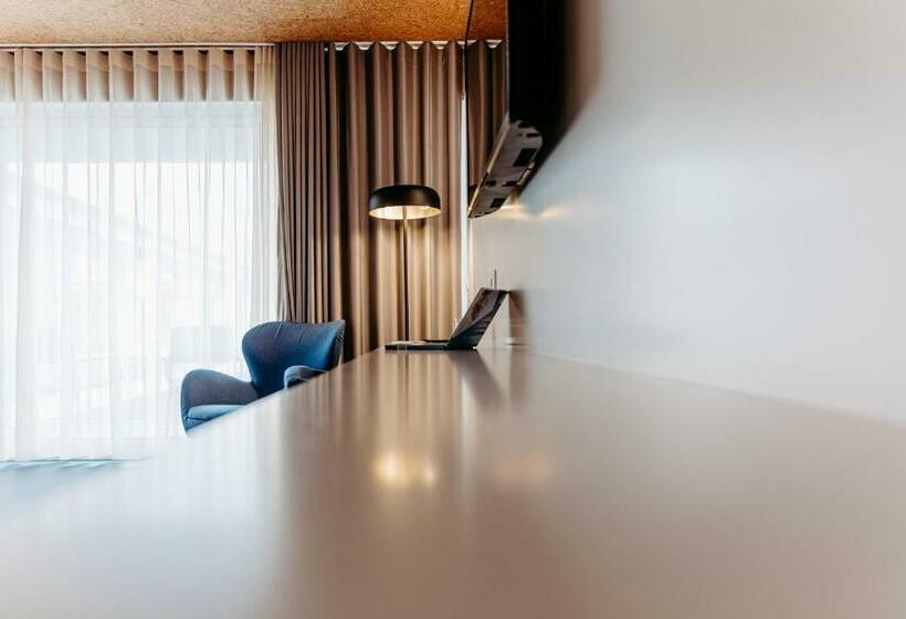 جناح جونيور, Canadiano Urban Nature