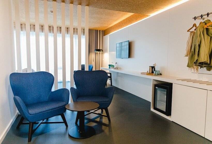 جناح جونيور, Canadiano Urban Nature