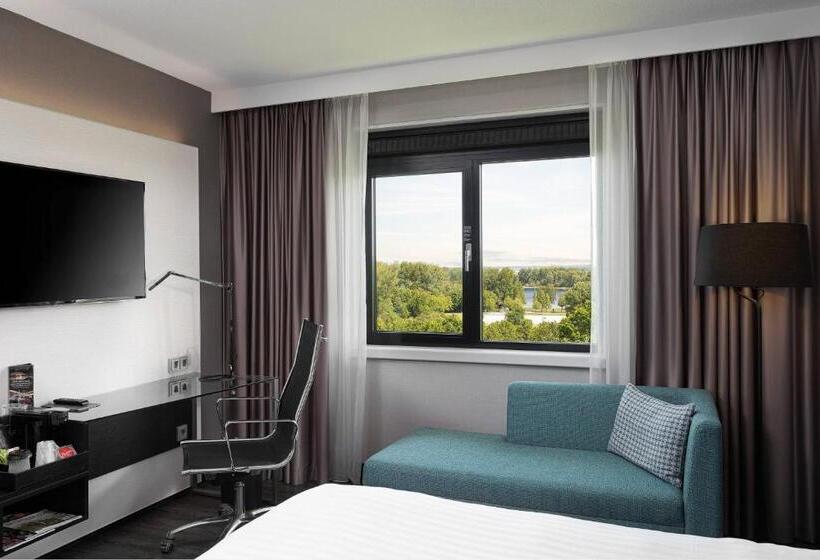 디럭스 룸 킹사이즈 침대, Courtyard By Marriott Amsterdam Airport