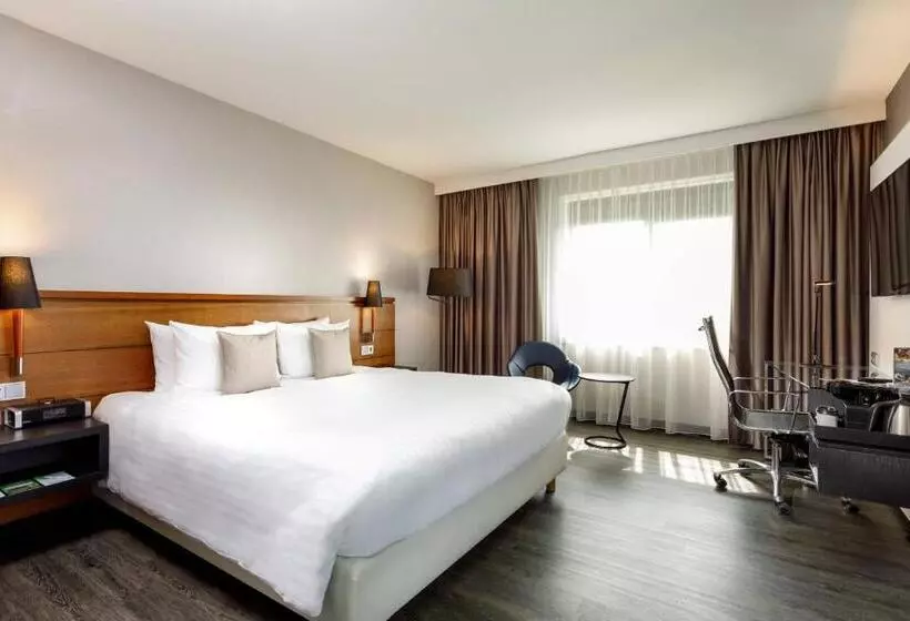اتاق سوپریور با تخت بزرگ, Courtyard By Marriott Amsterdam Airport