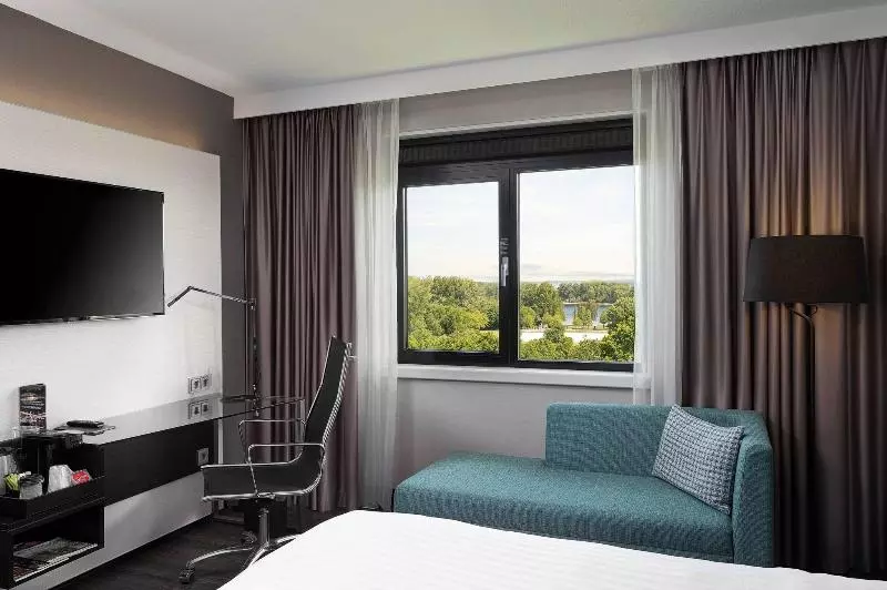 اتاق سوپریور با تخت بزرگ, Courtyard By Marriott Amsterdam Airport