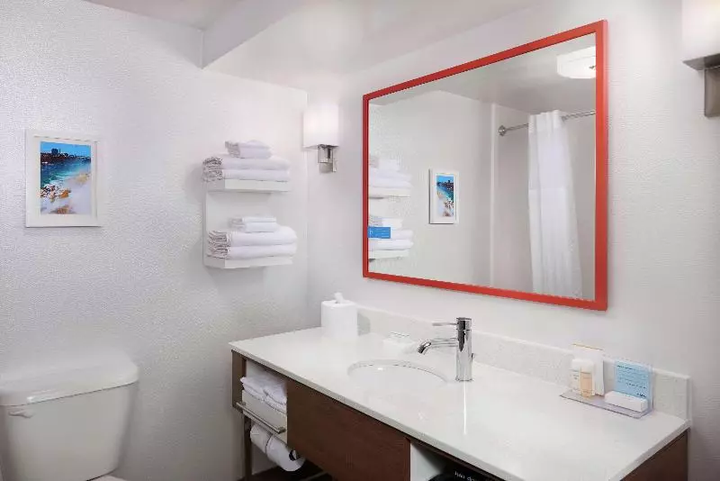 Standard-huone King-vuode, Hampton Inn Niagara Falls