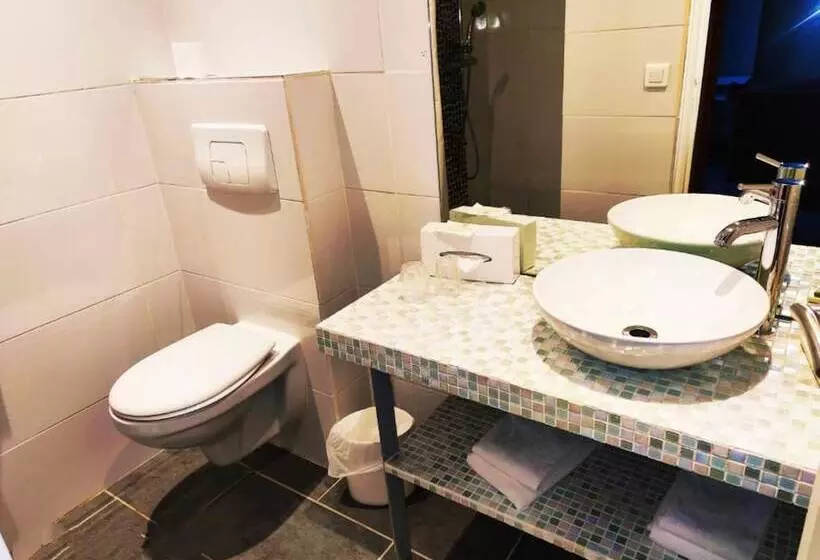 اتاق استاندارد سه نفره, Hôtel L'univers