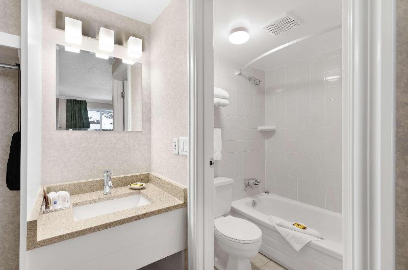 带大床的标准间, Surestay Hotel By Best Western Rossland Red Mountain