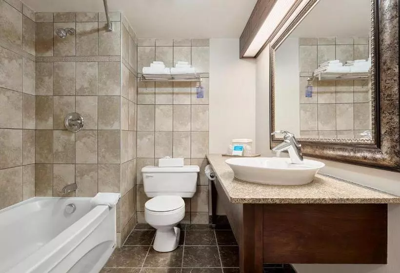 キングサイズベッドのスタンダードルーム, Travelodge By Wyndham Quebec City Hotel & Convention Centre