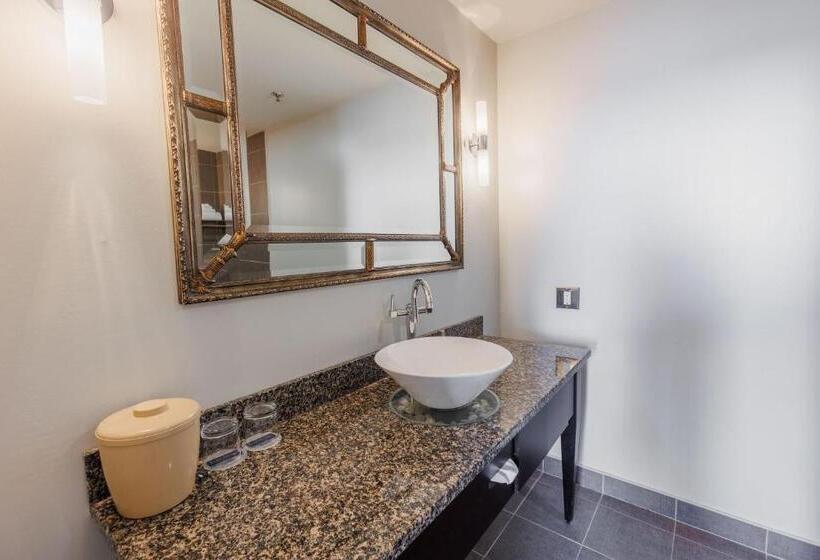 Люкс Executive Кровать Кинг, Travelodge By Wyndham Quebec City Hotel & Convention Centre