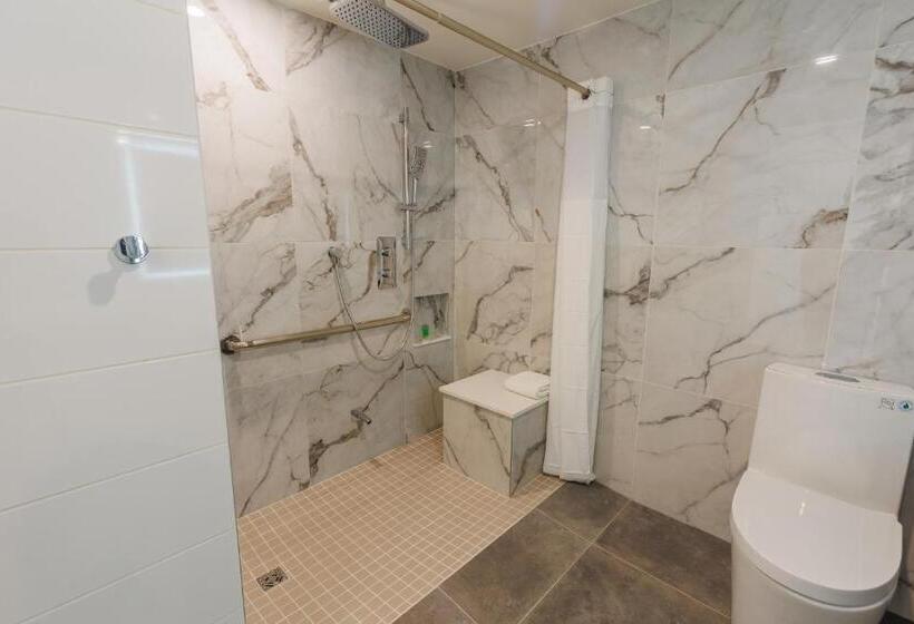 غرفة قياسية سرير كينج لذوى الإحتياجات الخاصة, Travelodge By Wyndham Quebec City Hotel & Convention Centre