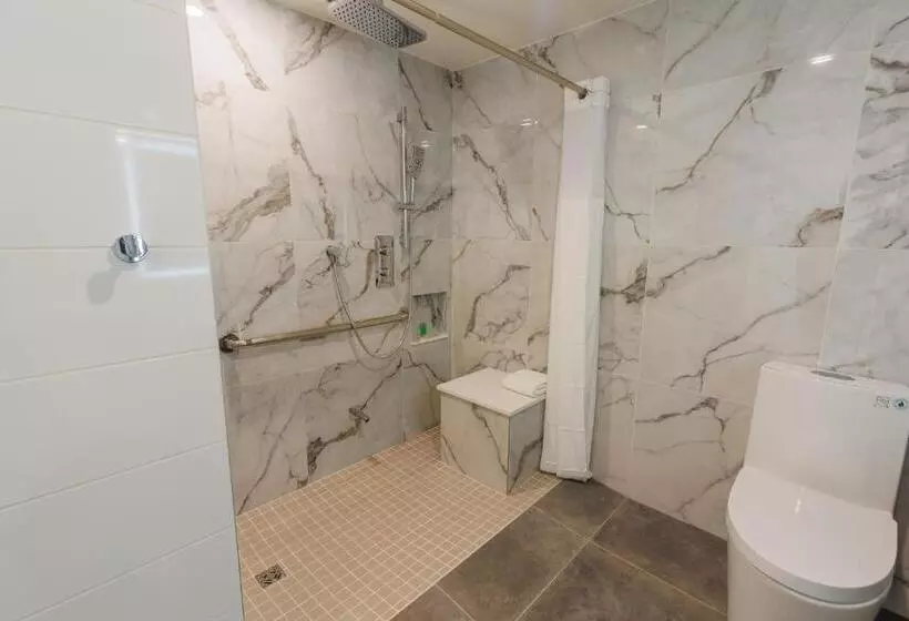 身障者適用キングサイズベッドルーム, Travelodge By Wyndham Quebec City Hotel & Convention Centre