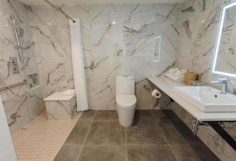 غرفة قياسية سرير كينج لذوى الإحتياجات الخاصة, Travelodge By Wyndham Quebec City Hotel & Convention Centre