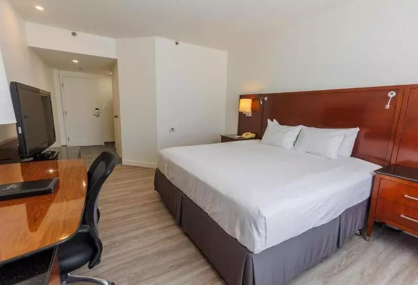 身障者適用キングサイズベッドルーム, Travelodge By Wyndham Quebec City Hotel & Convention Centre