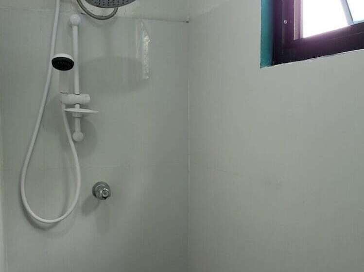 سرير فى غرفة مشتركه, Juvies Resort Hotel And Restaurant