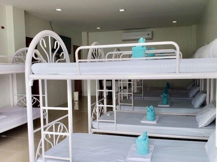 سرير فى غرفة مشتركه, Juvies Resort Hotel And Restaurant