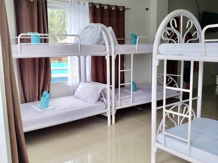 سرير فى غرفة مشتركه, Juvies Resort Hotel And Restaurant