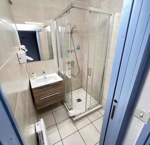 اتاق استاندارد سه نفره, Hôtel Du Cheval Blanc Barcelonnette