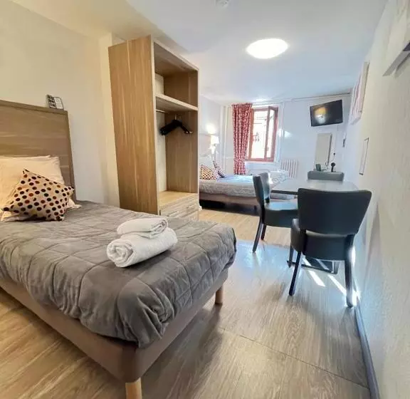 اتاق استاندارد سه نفره, Hôtel Du Cheval Blanc Barcelonnette