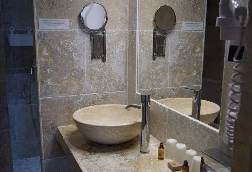 اتاق خانوادگی, Hôtel La Muette