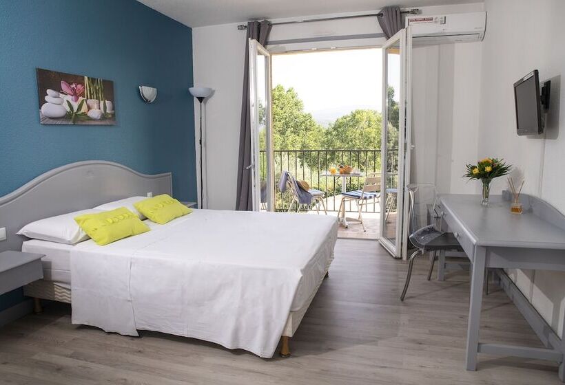 Четырехместный Номер Стандарт, Le Neoulous