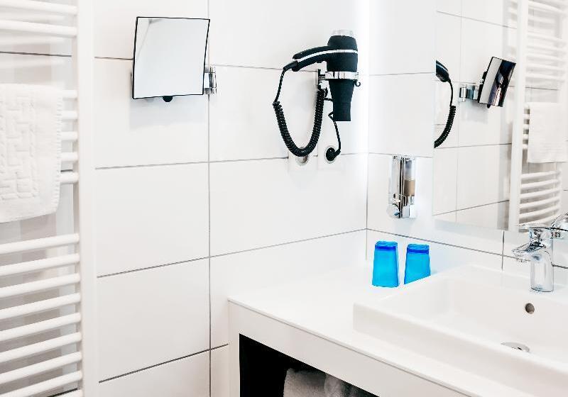 جناح غرفتين نوم, Logis Hôtel Restaurant Au Lion Rouge