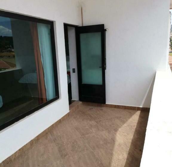 جناح جونيور مزوَّد بشرفة, Hacienda Maxdá