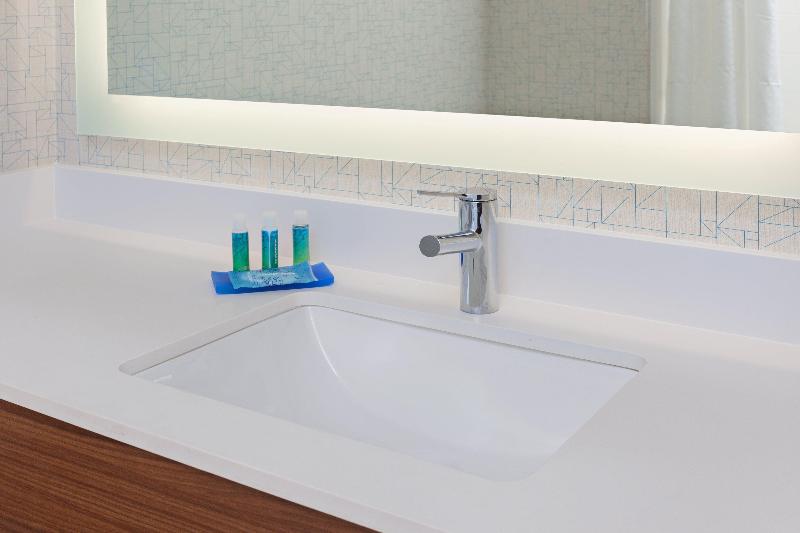 장애인을 위한 킹사이즈 침대 스탠다드 룸, Holiday Inn Express Elk Grove West I 5, An Ihg