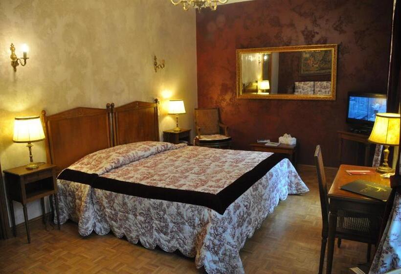غرفة قياسية ثلاثية, Logis Hostellerie Du Grand Duc Hôtel Restaurant