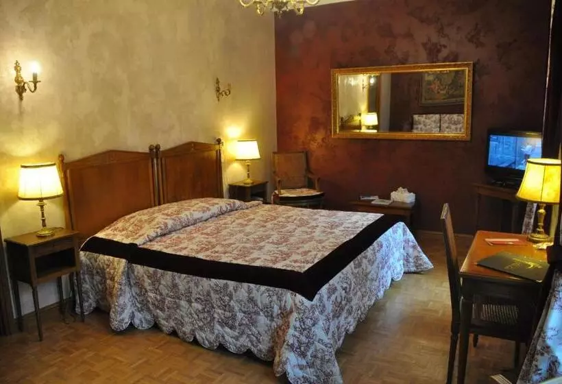 スタンダードトリプルルーム, Logis Hostellerie Du Grand Duc Hôtel Restaurant