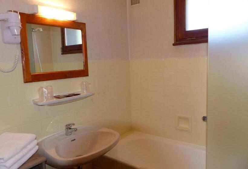 חדר סטנדרט לשלושה, Hôtel Bellachat