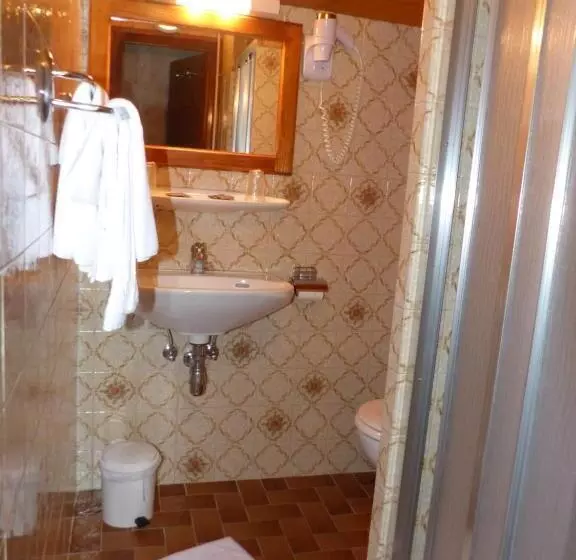 اتاق استاندارد با چشمانداز کوهستان, Hôtel Bellachat