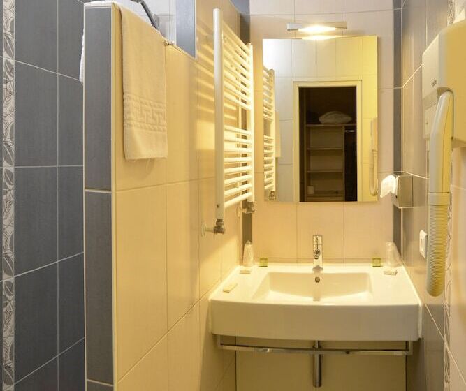 Номер Стандарт Трехместный, Le Bois Dormant Hôtel Restaurant & Spa Logis Hôtel