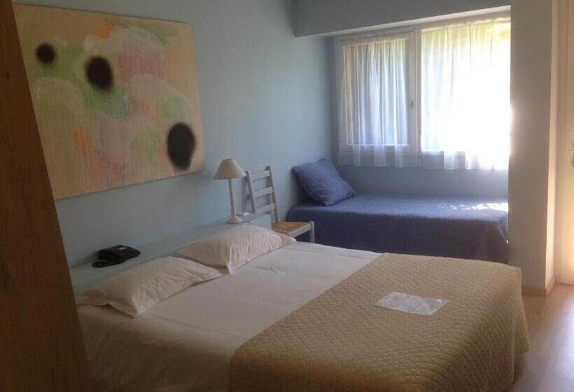 庭の見えるスタンダードトリプルルーム, Logis Hôtel Restaurant Du Lion D Argent Et Des Tanneries