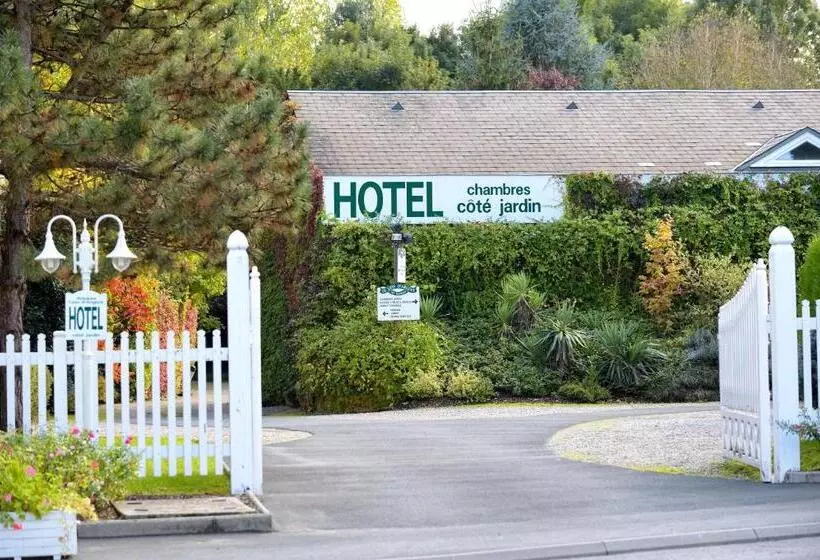 庭の見えるスタンダードトリプルルーム, Logis Hôtel Restaurant Du Lion D Argent Et Des Tanneries