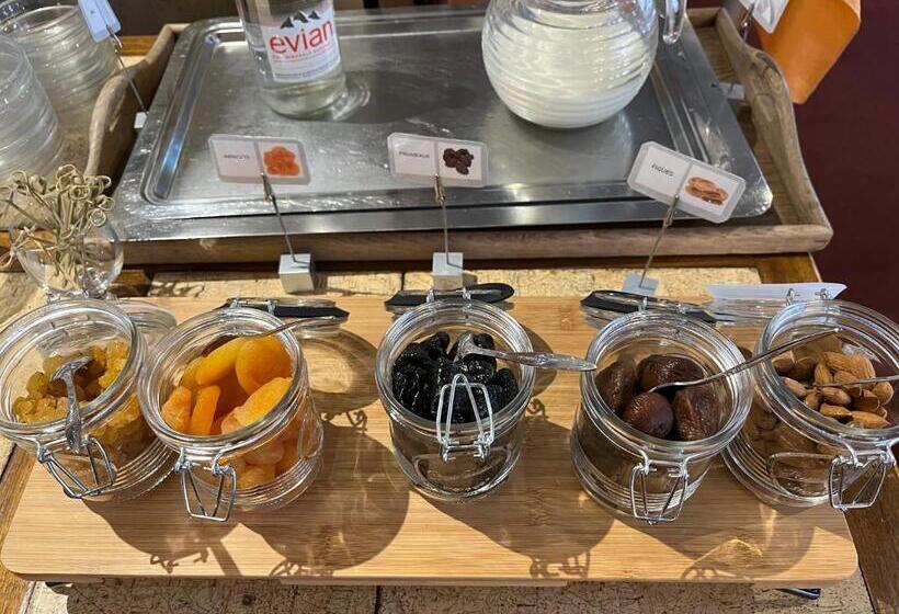 غرفة قياسية ثلاثية مطلة علي الحديقة, Logis Hôtel Restaurant Du Lion D Argent Et Des Tanneries