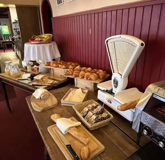 庭の見えるスタンダードトリプルルーム, Logis Hôtel Restaurant Du Lion D Argent Et Des Tanneries