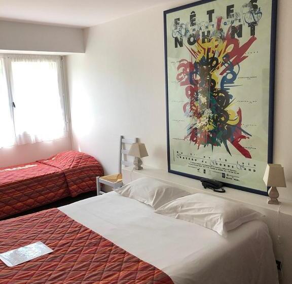 חדר סטנדרט לשלושה עם נוף לגינה, Logis Hôtel Restaurant Du Lion D Argent Et Des Tanneries