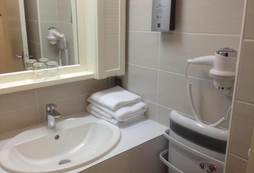 스탠다드 트리플 룸 가든 전망, Logis Hôtel Restaurant Du Lion D Argent Et Des Tanneries