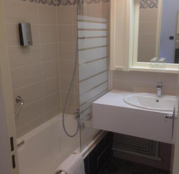 חדר סטנדרט לשלושה עם נוף לגינה, Logis Hôtel Restaurant Du Lion D Argent Et Des Tanneries