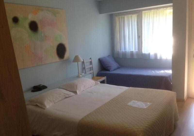 غرفة قياسية ثلاثية مطلة علي الحديقة, Logis Hôtel Restaurant Du Lion D Argent Et Des Tanneries