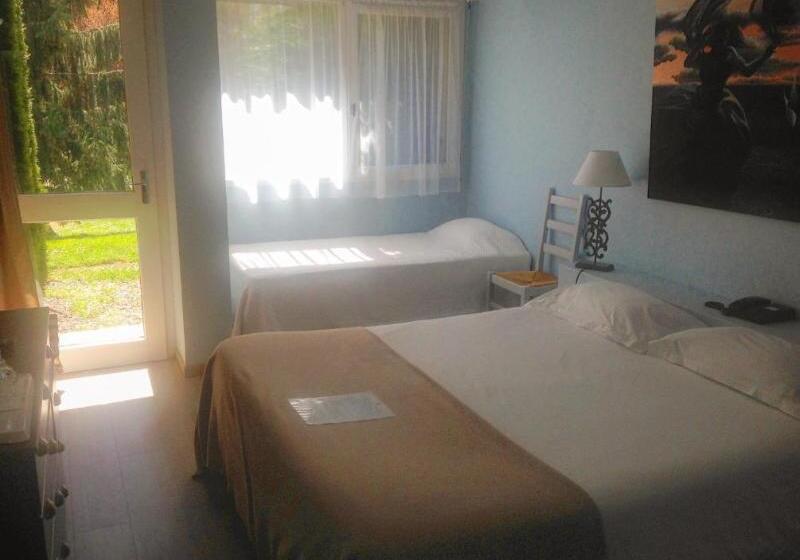 غرفة قياسية ثلاثية مطلة علي الحديقة, Logis Hôtel Restaurant Du Lion D Argent Et Des Tanneries