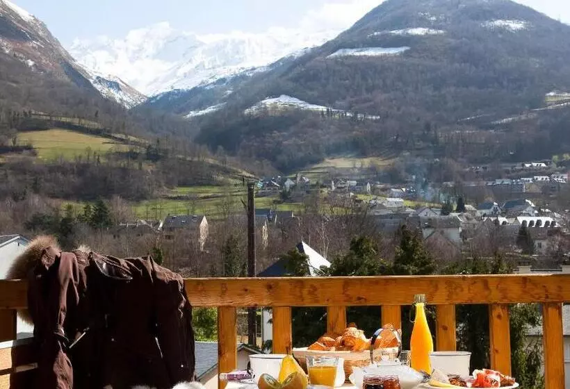 Superior Kolmen Hengen Huone, Hôtel Le Montaigu
